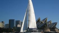 Iate luxuoso e catamarã fretado para cruzeiro no Porto de Sydney Iate luxuoso e catamarã fretado para cruzeiro no Porto de Sydney