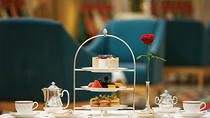 Afternoon tea in restaurant Sahn Eddar in het Burj al Arab met privévervoer Afternoon tea in restaurant Sahn Eddar in het Burj al Arab met privévervoer