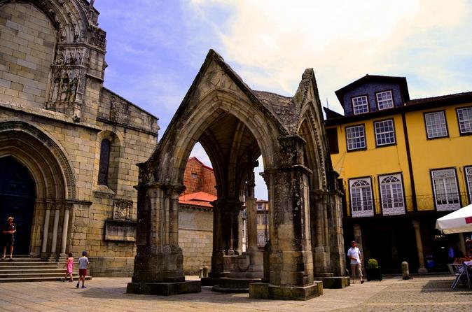 Guimarães and Braga Small Group Tour with Lunch from Porto