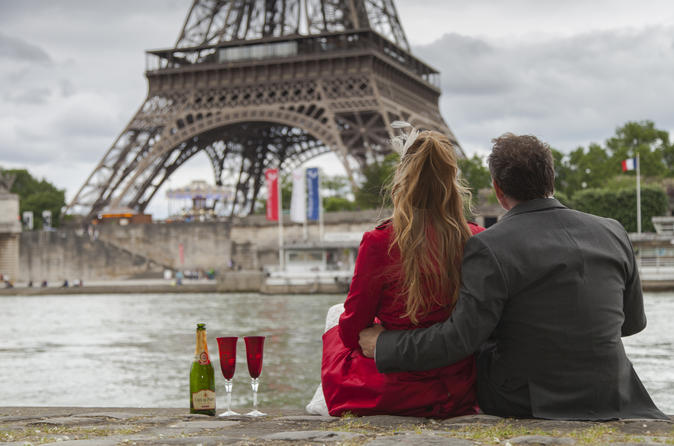 Cerimonia del rinnovo delle nozze della Torre Eiffel di Parigi con servizio fotografico e riprese video