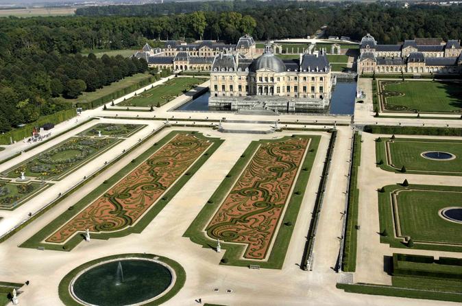 Chateaux de Fontainebleau and Vaux le Vicomte Day Trip from Paris