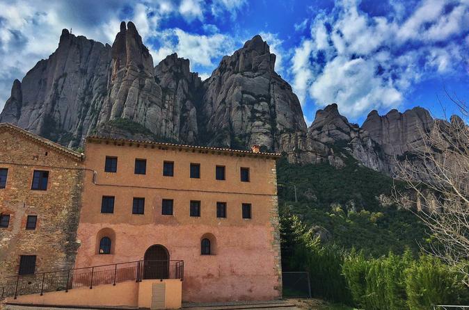 Small Group: Montserrat Monastery with Brunch from Barcelona