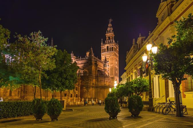 Santa Cruz Evening Walking Tour in Seville Including Tapas and Drinks