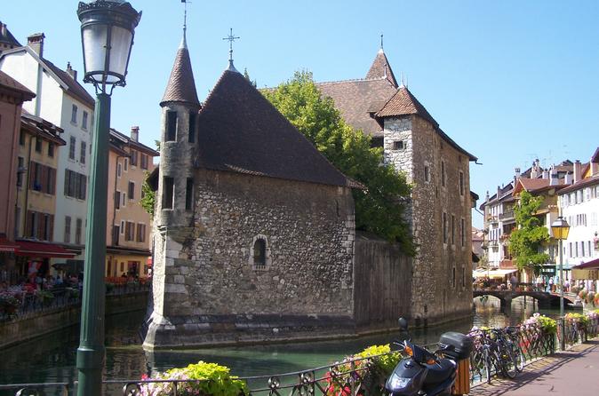 Full-Day Pérouges and Annecy Tour from Lyon