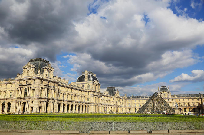 Tour Louvre, Orsay Museum and Notre Dame in under 1 hour