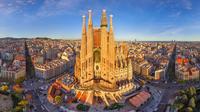 Recorrido privado a pie Evite las colas por las fachadas de la Sagrada Familia y visita a su interior
Disfrute de un recorrido a pie de 1,5 horas de duración y descubra la Sagrada Familia, uno de los monumentos más bellos e importantes de Barcelona. Con un diseño meticuloso obra del gran arquitecto Antoni Gaudí, esta iglesia (que aún sigue en construcción) ¡le dejará sin palabras! Podrá visitar el exterior de la Sagrada Familia con un guía privado y, a continuación, explorar el interior por su cuenta.Una vez que su guía se reúna con usted en el hotel, comenzará una experiencia de 1,5 horas de duración que comienza rumbo a la Sagrada Familia en transporte público. Todos los días, miles de turistas visitan la Sagrada Familia, la obra más importante del genio Antoni Gaudí, pero no muchas de ellas conocen sus secretos. ¿Sabía que a Gaudí no fue el primer arquitecto a cargo de la Sagrada Familia? Le explicaremos toda la historia de este lugar especial, así como todos los detalles de las fachadas. Cada piedra tiene una historia que contar. Descubrirá los secretos de la Sagrada Familia desde el exterior con gran detalle y al final de la visita podrá entrar en la iglesia por su cuenta y permanecer en el interior todo el tiempo que desee. Disfrutará de un servicio Evite las colas, por lo que podrá olvidarse de las colas ya que la entrada está incluida. Descubriremos que el exterior de diseño meticuloso cuenta con una rica ornamentación que representa escenas y eventos relatados en la Biblia. Como Gaudí era un hombre profundamente religioso, no debe extrañarnos descubrir que utilizó gran parte de su energía creativa y de su tiempo para hacer realidad su visión de la iglesia, y que incluso recibió el apodo de el arquitecto de Dios.
Oferta especial - Haga su reserva antes del 15 de octubre y ahorre un 20% sobre nuestro precio ofrecido previamente. - Reservar ahora! Recorrido privado a pie Evite las colas por las fachadas de la Sagrada Familia y visita a su interior