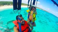 Divertido paquete de parasailing y fiesta en barco desde Punta Cana