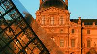 Evite las colas: Entrada al museo del Louvre
El Museo del Louvre, antigua residencia de los reyes de Francia, es un lugar ideal para descubrir durante su estancia en París. Evite las colas y disfrute del día a su propio ritmo en el museo del Louvre, uno de los mayores museos del mundo. Su impresionante colección de obras maestras como la Venus de Milo, la Mona Lisa, la Victoria Alada de Samotracia y Le Radeau de la Meduse le impresionarán. El museo abre a las 09.00 h y tendrá el día para disfrutar de las obras maestras. El museo es amplio, planifique su visita con antelación para optimizar la jornada. Seleccione la hora de acceso al museo. Puesto que la entrada indica la hora, asegúrese de llegar a la hora indicada, ya que la entrada no es reembolsable si se produce algún retraso o incomparecencia. Con su entrada, puede dirigirse a las 3 alas: Ala Richelieu: La primera planta alberga una colección de artes decorativas, con objetos como relojes, mobiliario, porcelana y tapices. La segunda planta incluye pinturas de la Edad Media hasta el siglo XIX de toda Europa y muchas obras de los maestros pintores como Rubens y Rembrandt. Ala Sully: Esta es la parte más antigua del museo y alberga una colección de pinturas francesas, dibujos y grabados. Además, los aposentos de lujosa decoración de Napoleón III le darán una idea del aspecto que ofrecía el Louvre cuando era el hogar de los reyes de Francia. Ala Denon: Este es el lugar donde verá La Gioconda, y otras obras de Da Vinci, como la hermosa La Belle Ferronniere o Retrato de una mujer desconocida. También podrá admirar hermosos frescos de Botticelli y otras excelentes pinturas italianas y españolas. Traiga su cámara con usted y disfrute del día. Evite las colas: Entrada al museo del Louvre