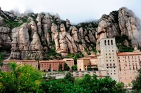 Barcelona Super Saver: excursión de un día a Montserrat y recorrido por la Barcelona de Gaudí
Esta excursión de un día a Montserrat y el recorrido por la Barcelona de Gaudí, incluida la Sagrada Familia, combina dos de los recorridos más populares a un precio rebajado. Comience el recorrido Barcelona Super Saver con una visita a la Abadía de Montserrat y dedique la tarde a explorar el singular patrimonio artístico de Barcelona. Si tiene el tiempo justo y no desea limitarse a Barcelona, este económico recorrido de día completo le ofrecerá unas magníficas pinceladas de Cataluña, España. Además, disfrutará de un 5% de descuento cuando compre estas excursiones de esta forma. Excursión de medio día a la Abadía de Montserrat (mañana):Tras atravesar pintorescos pueblecitos, llegará a la escarpada montaña de Montserrat y a la Basílica Real. Montserrat ha sido uno de los centros más importantes de peregrinación de España durante varios siglos, gracias a su famosa talla románica de la virgen la Moreneta, que data del siglo XII. Tras de escuchar una introducción a Montserrat por parte de su guía en la que podrá conocer su importancia en épocas pasadas y presentes, utilice el tiempo libre (aproximadamente 2 horas y media) para explorar este enclave por su cuenta y descubrir su magia. A continuación, acuda al punto de encuentro con su guía para realizar el viaje de vuelta a Barcelona en autobús. Durante el trayecto de regreso a Barcelona, se hará una parada en el puerto antes de volver a la terminal para iniciar su recorrido por los principales enclaves diseñados por Gaudí. Recorrido por la Barcelona artística: (4 horas y media)Comience su recorrido de tarde con un paseo a la Sagrada Familia, indiscutiblemente una de las obras arquitectónicas más aclamadas de Gaudí. Recorra el exterior de esta catedral, Patrimonio de la Humanidad por la UNESCO y contemple las agujas punzantes de sus torres mientras escucha la historia de este edificio durante el recorrido comentado con su guía. Construida en la época final de la vida del artista, esta catedral no está aún finalizada, pero está considerada como su proyecto más ambicioso. Desde la catedral, siga a su guía hasta el Parque Güell, un extenso complejo de jardines situado en la colina de El Carmel y diseñado también por Gaudí. Conocido por sus elementos arquitectónicos con terrazas decoradas con mosaicos, paredes curvas y llamativas esculturas, este parque atrae a una gran cantidad de visitantes. Evite las colas de entrada con su pase de acceso preferente y recorra el interior de este enclave, donde podrá explorar las numerosas pasarelas y los exuberantes jardines con su guía. Una vez que haya admirado los coloridos mosaicos, las estatuas y la arquitectura del parque, continúe hacia el Paseo de Gracia en el centro de Barcelona. En esta calle, deténgase para contemplar dos de las casas construidas por Gaudí y convertidas en museos: la Casa Batlló y La Pedrera. Conozca la histórica de cómo las acaudaladas familias Batlló y Milà encargaron al artista la construcción de sus residencias y de la controversia suscitada por estas llamativas construcciones.
Oferta especial - Reserve esta excursión y se ahorrará un 4% en comparación con cada una por separado. - Reservar ahora! Barcelona Super Saver: excursión de un día a Montserrat y recorrido por la Barcelona de Gaudí