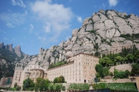 Excursión de medio día a la Basílica de Montserrat desde Barcelona
Tras atravesar pintorescos pueblecitos, llegarán al entorno incomparable de la escarpada montaña de Montserrat, que se yergue majestuosa hasta los 1.235 m de altura y ofrece unas vistas espectaculares. La abadía de Montserrat ha sido uno de los centros más importantes de peregrinación de España durante varios siglos, gracias a su famosa talla románica de la virgen la Moreneta, que data del siglo XII. Los días laborables tendrá la oportunidad de escuchar uno de los coros infantiles más antiguos de Europa, La Escolanía de Montserrat. Después de escuchar una introducción a Montserrat por parte de su guía, conocer su importancia en el pasado y el presente, utilice el tiempo libre (aproximadamente 2,5 horas) para explorar por su cuenta y descubrir la magia del sitio. A continuación, acuda al punto de encuentro con su guía para realizar el viaje de vuelta a Barcelona en autobús. Excursión de medio día a la Basílica de Montserrat desde Barcelona