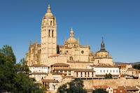 Excursión a Pedraza y Segovia con la catedral y entrada al Alcázar desde Madrid