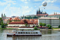 Crucero turístico con el mejor almuerzo en el río Moldava de Praga