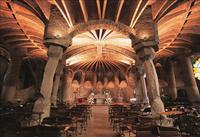 Escapada de un día a Barcelona: Montserrat, Colonia Güell y cripta de Gaudí
Comience su excursión de un día por Barcelona en la Colonia Güell, un pequeño pueblo de 1968 construido en 1882. Aquí podrá disfrutar de una visita guiada por la cripta de Antoni Gaudí, una impresionante iglesia que Gaudí construyó pero no terminó totalmente. Déjese impresionar por la impresionante arquitectura, que es similar a la obra más famosa de Gaudí: la hermosa Sagrada Familia en Barcelona. Su próxima parada es Montserrat, una escarpada montaña fuera de Barcelona. Montserrat es el hogar de una abadía benedictina fundada en el siglo XI y proporciona un telón de fondo místico para la Virgen de Montserrat, la patrona de Cataluña, a la que está consagrado el monasterio la Basílica. Suba a la cima de Montserrat en el tren cremallera y disfrute de las vistas panorámicas. Dispondrá de tiempo libre para explorar Montserrat y disfrutar de un almuerzo en uno de los restaurantes para degustar la cocina española. Su guía le responderá a cualquier pregunta. Escapada de un día a Barcelona: Montserrat, Colonia Güell y cripta de Gaudí