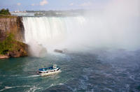 Cataratas del Niágara en un día: visita turística de lujo de los lados canadiense y estadounidense
Vea lo mejor de las cataratas del Niágara en este recorrido turístico de lujo de los lados canadiense y estadounidense. Muchas excursiones le obligan a elegir entre el lado de Ontario y el de Nueva York, pero en esta disfrutará de ambos. Le recogeremos en su hotel en un cómodo vehículo turístico con aire acondicionado para salir con su guía experto a un día repleto de visitas turísticas y diversión. Durante esta excursión de 6 horas, verá todas las principales atracciones de esta zona. Disfrute de un fabuloso crucero en el Maid of the Mist es legendario, que opera en temporada (mediados de mayo-octubre)*. Fuera de temporada, podrá disfrutar de un fascinante paseo detrás de las cataratas con Journey Behind the Falls, donde podrá experimentar la bruma de las atronadoras Horseshoe Falls (cataratas de la Herradura). Después, descenderá 175 pies (53 m) hasta el famoso Hurricane Deck o Plataforma del Huracán para sentir por sí mismo las atronadoras cataratas en la impresionante exposición de Cave of the Winds (dentro de temporada). Entre otras paradas y lugares de interés de esta excursión se incluyen:• Garganta del río Niágara• Mirador de Goat Island• Catarata de la Herradura• Cataratas estadounidenses• Cataratas del velo nupcial (Bridal Veil)• Torre de observación Prospect Point• Queen Victoria Park• Remolino Gigante • Reloj Floral• Mucho más Nota importante: La parte de este recorrido en el barco Maid of the Mist sale de la parte de Estados Unidos de las cataratas del Niágara. Todos los clientes que reserven esta excursión deberán llevar la documentación adecuada para entrar a los Estados Unidos y Canadá. *Las fechas en que operan Maid of the Mist y Cave of the Winds son aproximadas y dependen de las condiciones invernales/del hielo Cataratas del Niágara en un día: visita turística de lujo de los lados canadiense y estadounidense