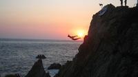 Acapulco\' High Cliff Divers by Night Tour