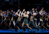 Chicago en Broadway
Vea el gran éxito musical de Broadway, Chicago, merecedor de seis premios Tony, dos premios Olivier, un Grammy y miles de ovaciones de pie. Añada un poco de Chicago a su visita a Nueva York. Chicago narra una emocionante historia de asesinatos, ambición y del mundo del espectáculo. Podrá ver algunos de los mejores bailes de Broadway, con un momento sensacional detrás de otro con un hermoso conjunto con coreografías al estilo de Bob Fosse. También escuchará éxitos tales como All that Jazz, Razzle Dazzle y Class. No es de extrañar que Entertainment Weekly considerara al espectáculo Chicago como increíblemente entretenido. Si está buscando lo mejor de Broadway, el espectáculo que necesita es Chicago.
Oferta especial - Haga su reserva y se ahorrará un 14% en comparación con el precio del proveedor local en los espectáculos entre semana. - Reservar ahora! Chicago en Broadway