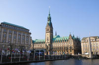 Essential Hamburg Combo: Hop-on Hop-off Tour, Cruise and Lake Alster