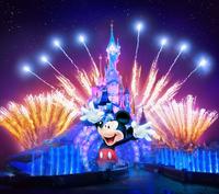 Entrada de 1 día a Disneyland París
Sumérjase en la magia de Disneyland® París. Con dos parques temáticos distintos, Disneyland® Paris hará sus sueños realidad por partida doble. La entrada de 1 día para Disneyland® Paris tiene un precio fantástico, ya que permite la entrada durante 1 día a Disneyland® Park o a Walt Disney Studios® Park, o a ambos, con libertad para cambiar entre ambos parques Disney® tantas veces como necesite (si se ha seleccionado esta opción).Esta entrada ofrece, en función de la opción seleccionada, entrada a Disneyland® Park y a Walt Disney Studios® Park, o a uno de los dos, para un día. Disneyland® Park: Disfrute del mundo de los cuentos de Disney® y descubra las cinco áreas temáticas, donde reside la magia: Main Street U.S.A., Frontierland, Adventureland, Fantasyland y Discoveryland. Walt Disney Studios® Park: Cruce las puertas de los estudios y deje volar su imaginación. Es hora de sumergirse en el mundo interminable y fascinante de las películas, la animación y la televisión.
Vea la sección del itinerario que figura más abajo para obtener detalles de cada parque temático.
Oferta especial - Haga su reserva y viaje antes del 9 de octubre para ahorrar un 9% sobre nuestro precio ofrecido previamente. - Reservar ahora! Entrada de 1 día a Disneyland París