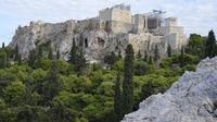 Descubra ruinas antiguas y mercados en Atenas: tour con un guía experto