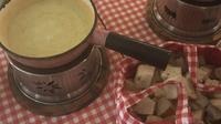 La mejor fondue de queso o raclette en un barco en el lago Zúrich