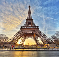 Entrada de acceso prioritario a la Torre Eiffel con anfitrión
Ahorre el preciado tiempo para visitar París con esta entrada Evite las colas para la Torre Eiffel. Una de las pocas entradas prioritarias que incluyen un guía en directo y narración, esta experiencia de 1 hora garantiza una visita sin complicaciones a uno de los monumentos más concurridos del mundo. Elija una hora de inicio cuando haga su reserva y, a continuación, camine con su anfitrión a la segunda planta, donde podrá disfrutar de un acceso tranquilo a la Torre Eiffel, además de mucho tiempo libre. Pasee por las plantas de observación y contemple la catedral de Notre Dame, Les Invalides y mucho más, todo desde las alturas.Reúnase con su anfitrión cerca de la Torre Eiffel, 30 minutos antes de la hora de entrada que haya elegido. Cuando su grupo pequeño esté listo, recorrerá a pie la escasa distancia a la torre mientras su guía le cuenta todo lo que debe saber sobre el monumento. Después, este recorrido de una hora le ofrecerá un acceso rápido y fácil a una de las atracciones turísticas más visitadas de la ciudad, además de la información imprescindible que necesitará de la Torre Eiffel. Evite las colas, entre en el ascensor con su guía y suba a toda velocidad hasta la segunda planta. Con su impresionante altura de unos 114 metros (375 pies) sobre el suelo, se dice que el nivel ofrece las mejores vistas panorámicas de París. Disfrute de una breve sesión de orientación con su anfitrión y luego pasee por la primera y segunda plataforma de observación a su propio ritmo. Contemple el Champ de Mars, una de las vistas por antonomasia desde la Torre Eiffel, y dé un paseo por las pasarelas para conseguir vistas de Les Invalides, el Museo del Louvre, la catedral de Notre Dame, el Sacré Coeur y mucho más. Tenga en cuenta que el acceso al nivel superior no está incluido en esta visita. No podrá comprar un billete en el segundo nivel para subir por su cuenta.
Oferta especial - Haga su reserva antes del 7 de febrero y ahorre un 10% sobre nuestro precio ofrecido previamente. - Reservar ahora! Entrada de acceso prioritario a la Torre Eiffel con anfitrión