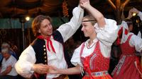 Espectáculo folclórico tradicional checo que incluye cena y transporte