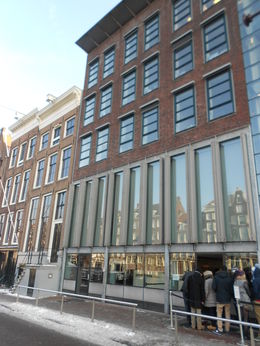 Photo of Line to enter Anne Frank House We arrived at 12:30 at the wait was 29mins!! Well worth the visit! , LAFRAGIA M - February 2013