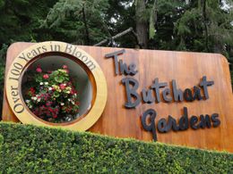 Photo of Welcome to Butchart Garden The Big welcome sign upon entering the gardens – makes for a great photo op for groups., Travel61 - August 2011