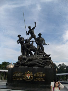 Photo of Kuala Lumpur National Monument - and quot;Commemorate the warriors who died defending the sovereignty of the country and quot;... and quot;The monument embodying seven bronze statues also represents the ... , Classic168 - December 2011