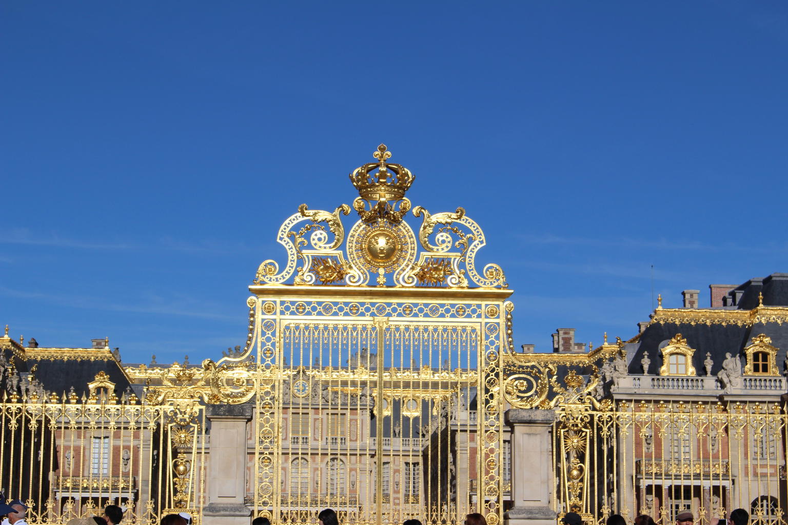 Gate entrance to the Chateau de Versallies!