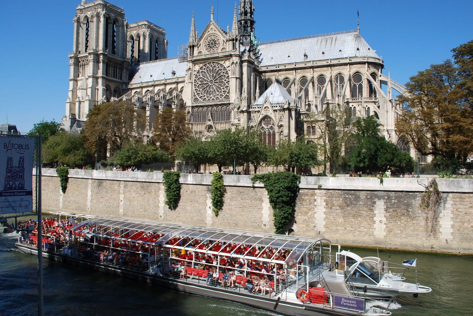 The bateau near Notre Dame