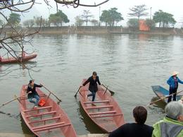Photo of the Yen river rowing girls waiting for people to bring them to the perfume Pagoda , Koen - July 2013