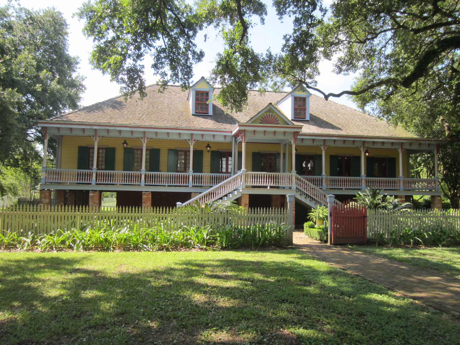 Laura Plantation from the front....