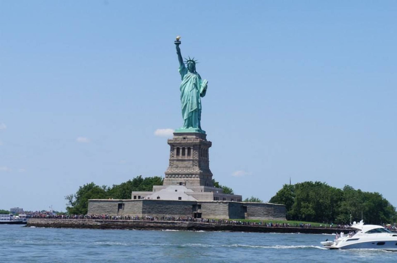 Perto da estatua