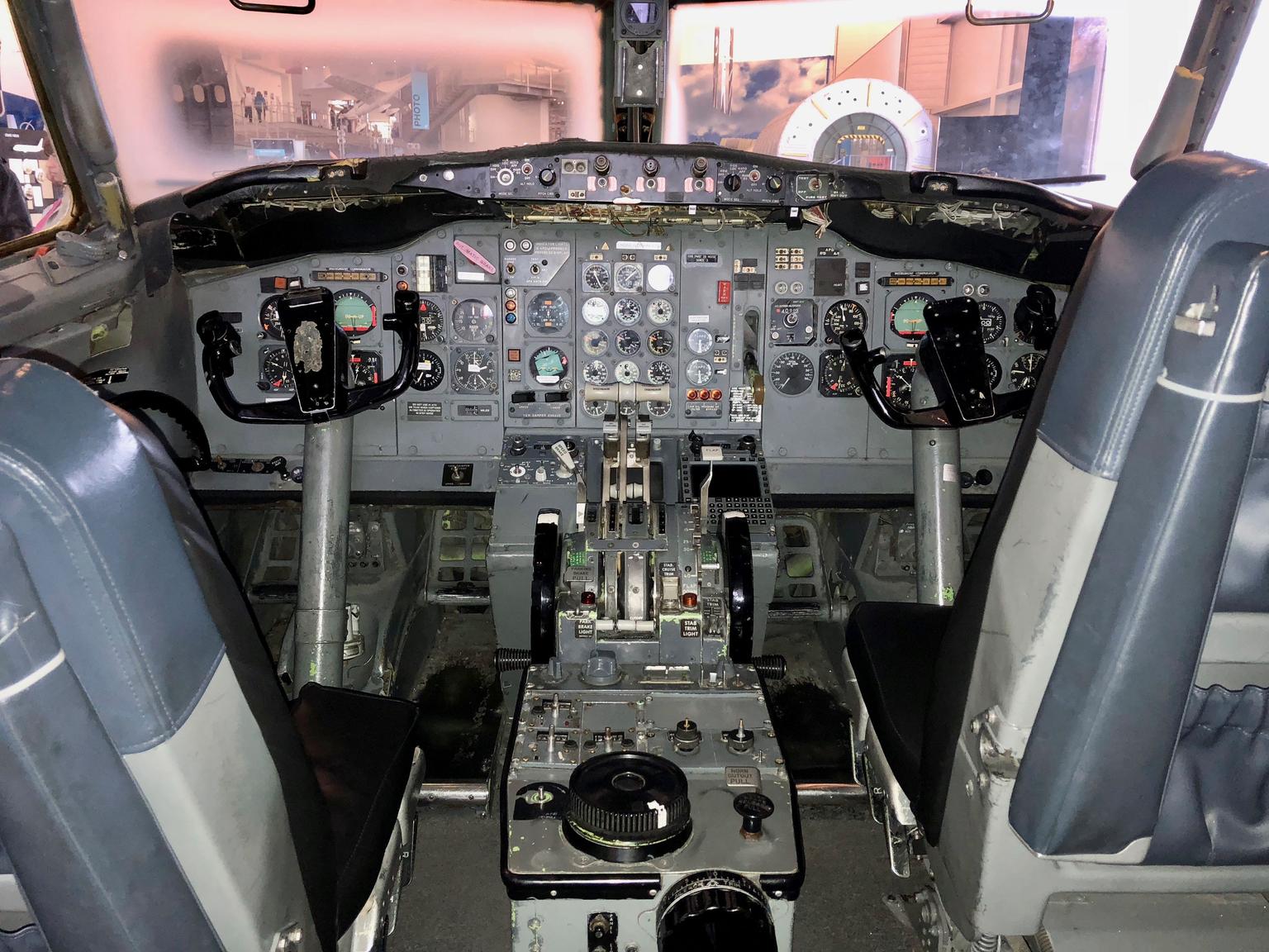 Boeing 727 cockpit