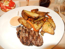 Photo of Food At L'ecureuil (Vicomte) filet de boeuf sauce poivre vert et pommes de terre grenailles a la paysanne , Nidale T - June 2014
