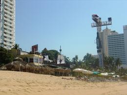 Photo of Acapulco beach - bungee jumping A bungee-jumping spot (into a pool) on Acapulco Bay , Leah - May 2011