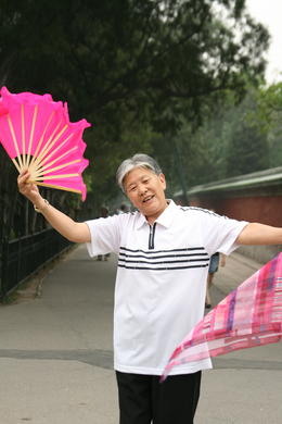 Photo of beijing temeple of heaven old people practise fan dance.JPG Dancing in Temple of Heaven park, Bing - May 2012