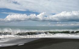 Photo of City beach in Napier 2 New Zealand isn't called the land of the long white cloud for nothing., David C - October 2010