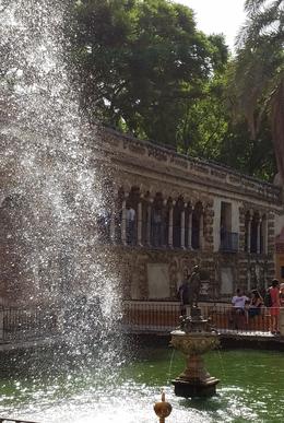 Photo of Alcazar garden fountain Streams of water cascading into pool at Alcázar gardens , Steb007 - September 2016