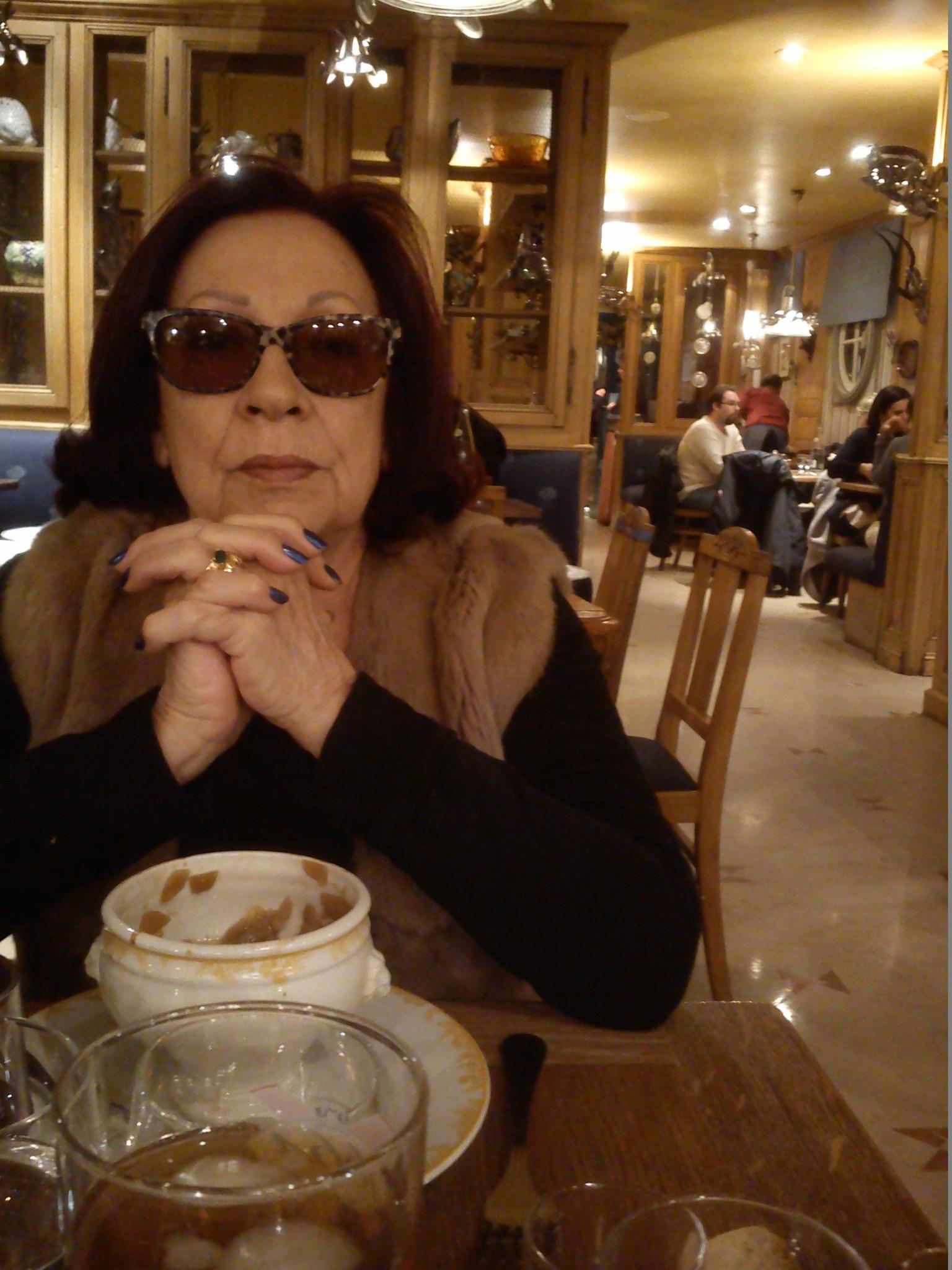 No restaurante nos Champs Elys��es