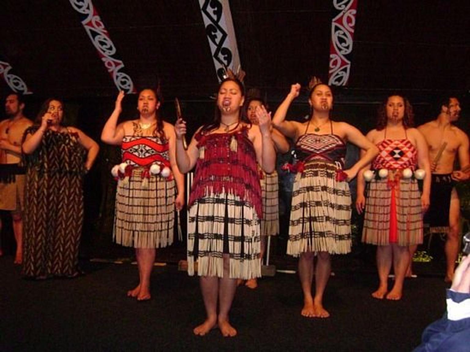 tamaki-maori-village preformance.jpg