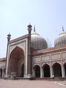 Photo of Delhi Mosque The main entry to the Mosque - the largest in India. The courtyard can accommodate up to 15,000 people for Friday prayers , Balti-most - May 2011