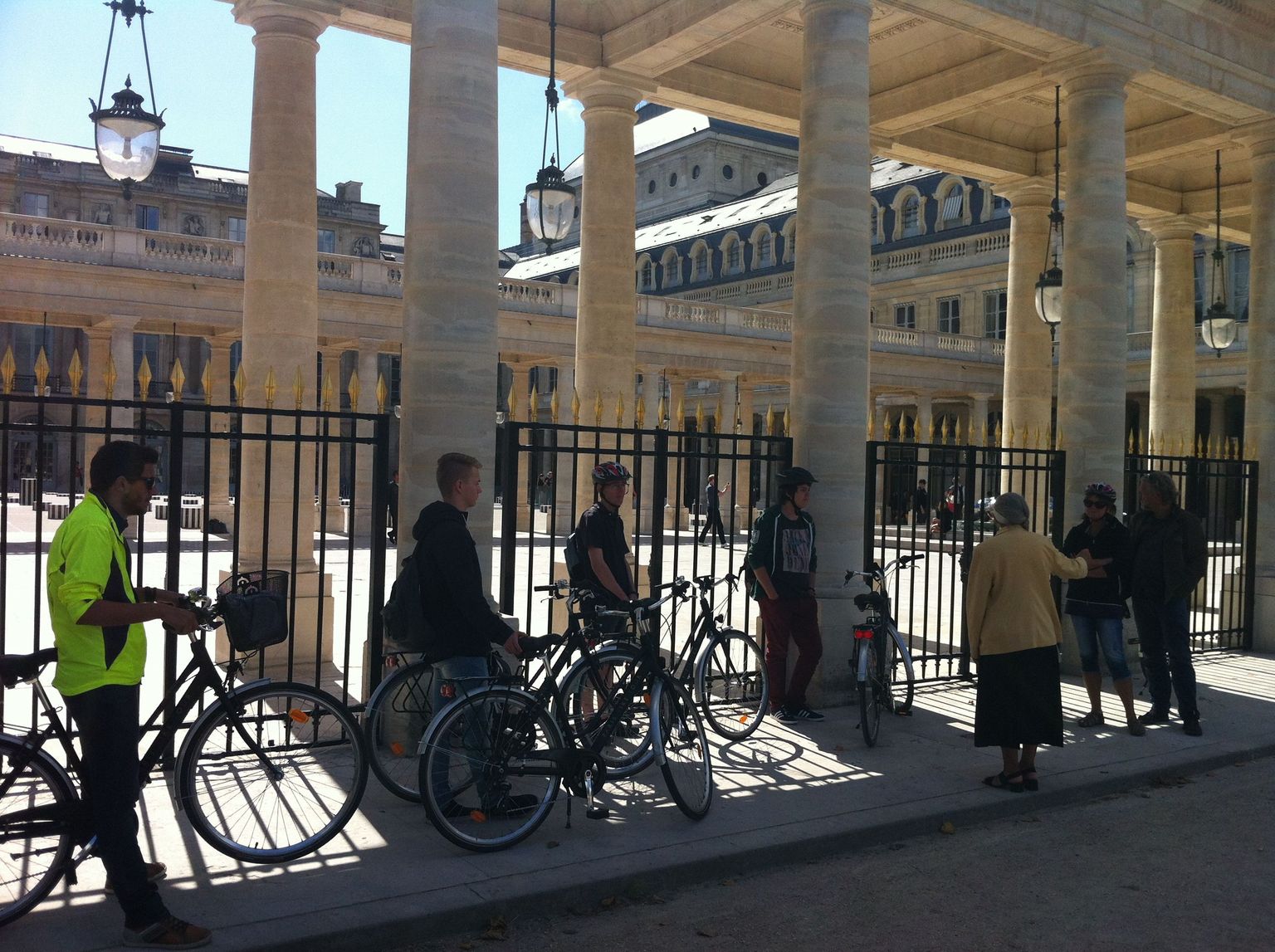 A tour break at the Hotel de Ville.