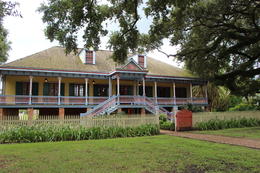 Photo of Laura Plantation So different to Oak Alley Plantation although to close. Both situated along side the Mississippi River with Sugar Cane Fields in close proximity. , Daniela B - September 2016