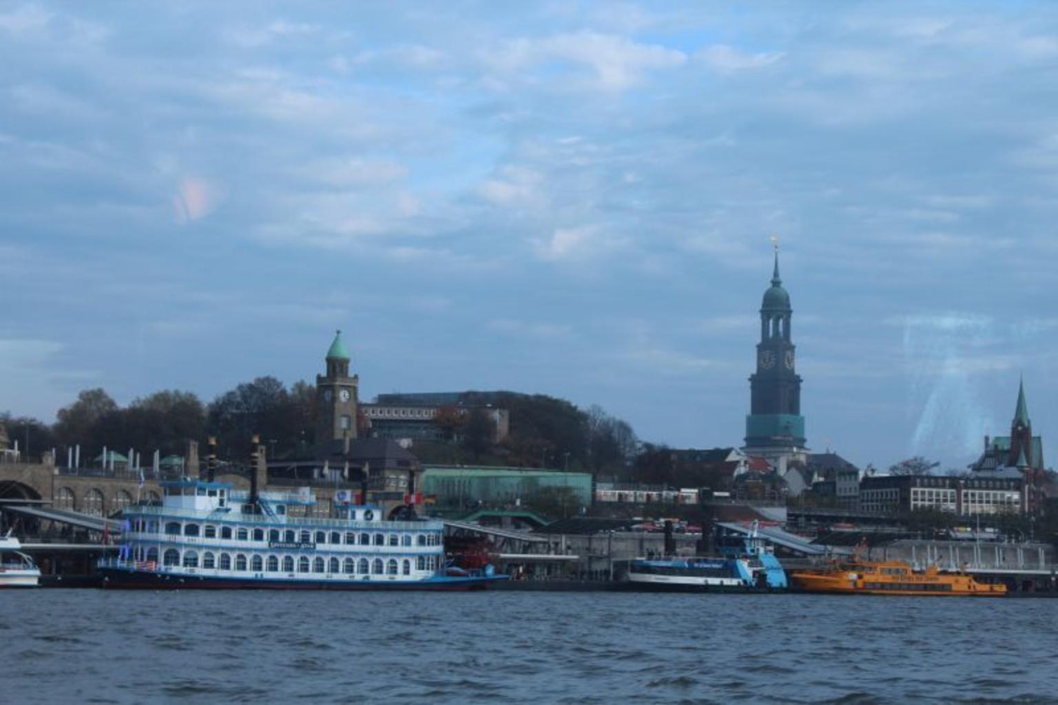 Der  and quot;Michel and quot; vom Schiff aus gesehen