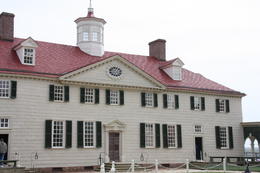 Photo of Mount Vernon queuing for the house, quite a long queue but so well organised it didn't take long , Jane H - May 2014