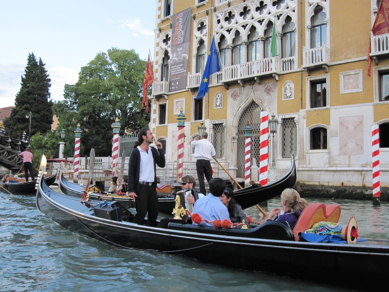 Singer and accordion player on Grande Canale, Venezia