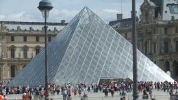 Photo of Louvre Museum in Paris onboard the Paris hop on hop off tour Louvre entrance, Ana M L - August 2010