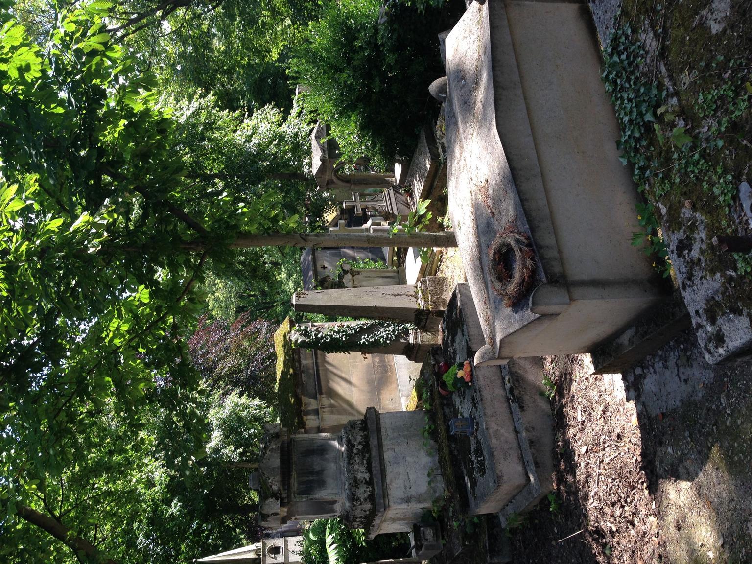 Pere-Lachaise Cemetery old graves